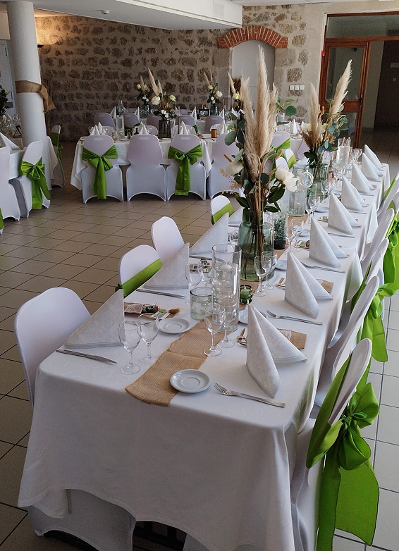 Salle de réception décorée pour mariage ou événement