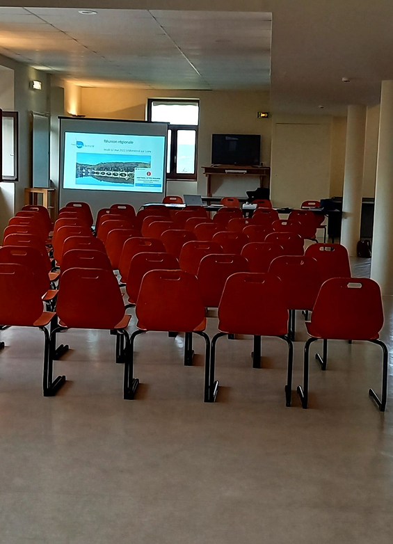 Salle de conférence équipée pour séminaire professionnel