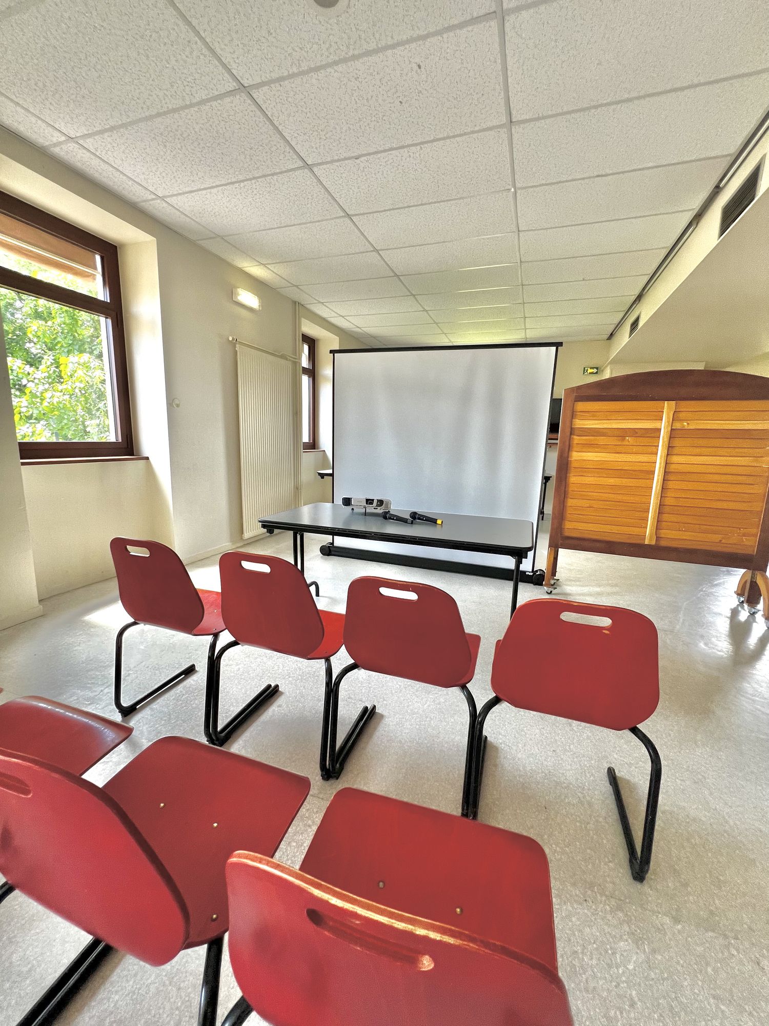 Salle de réunion avec chaises rouges à Monistrol-sur-Loire