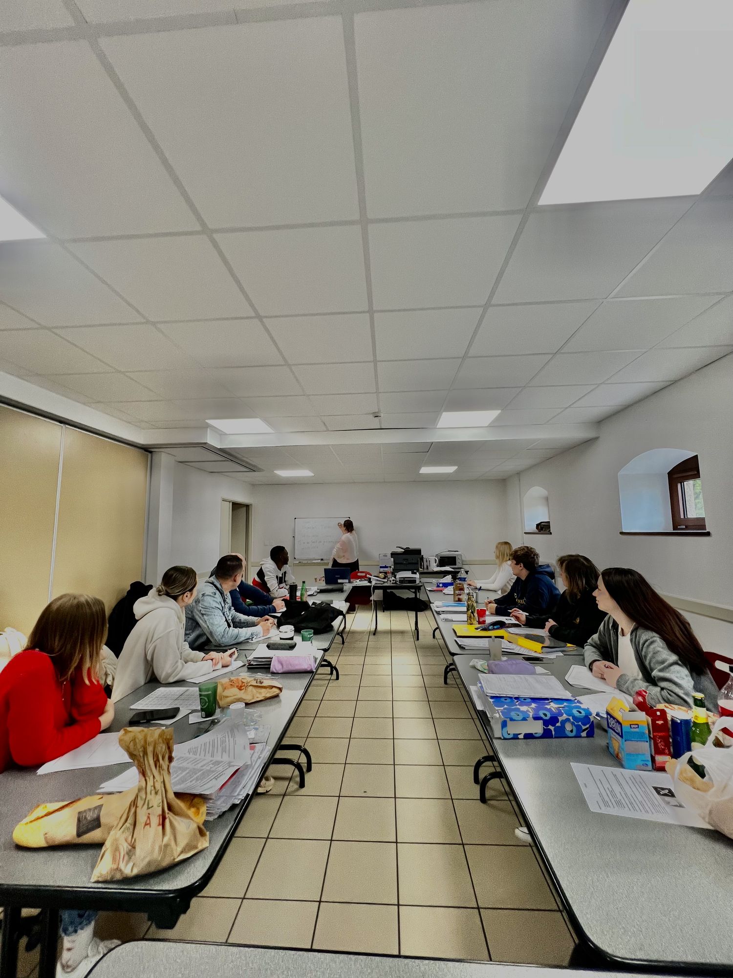 Réunion de groupe dans une salle de séminaire