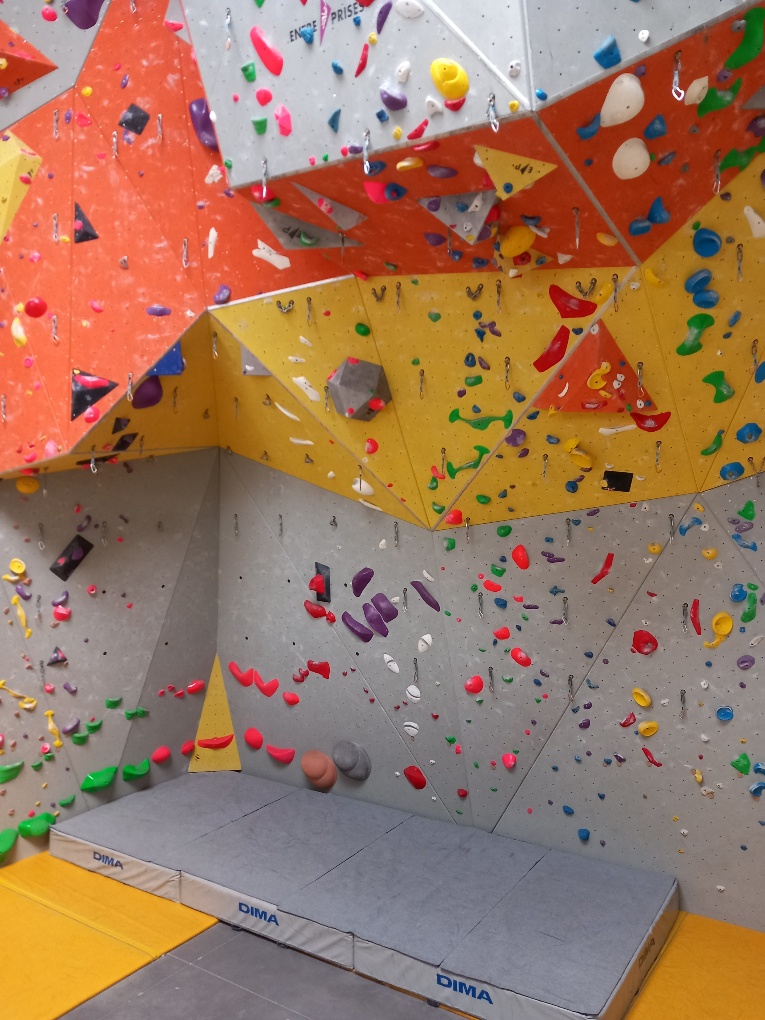 Mur d’escalade indoor pour activité sportive